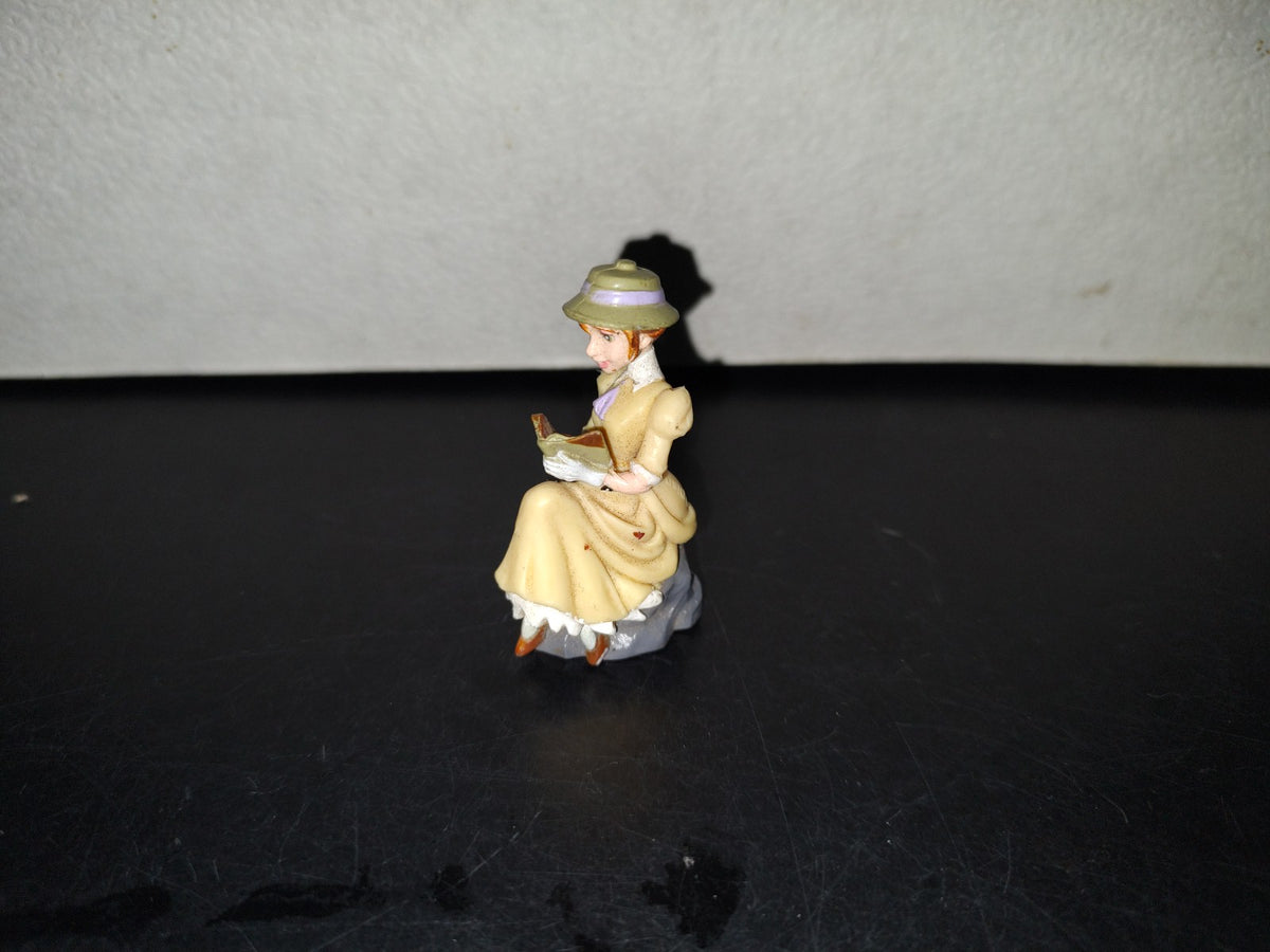 A7- Figura De Tarzán. Jane Sentada Leyendo Un Libro - 2000's
