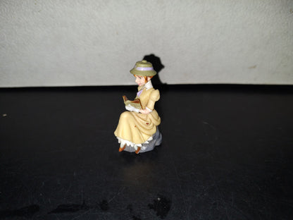 A7- Figura De Tarzán. Jane Sentada Leyendo Un Libro - 2000's