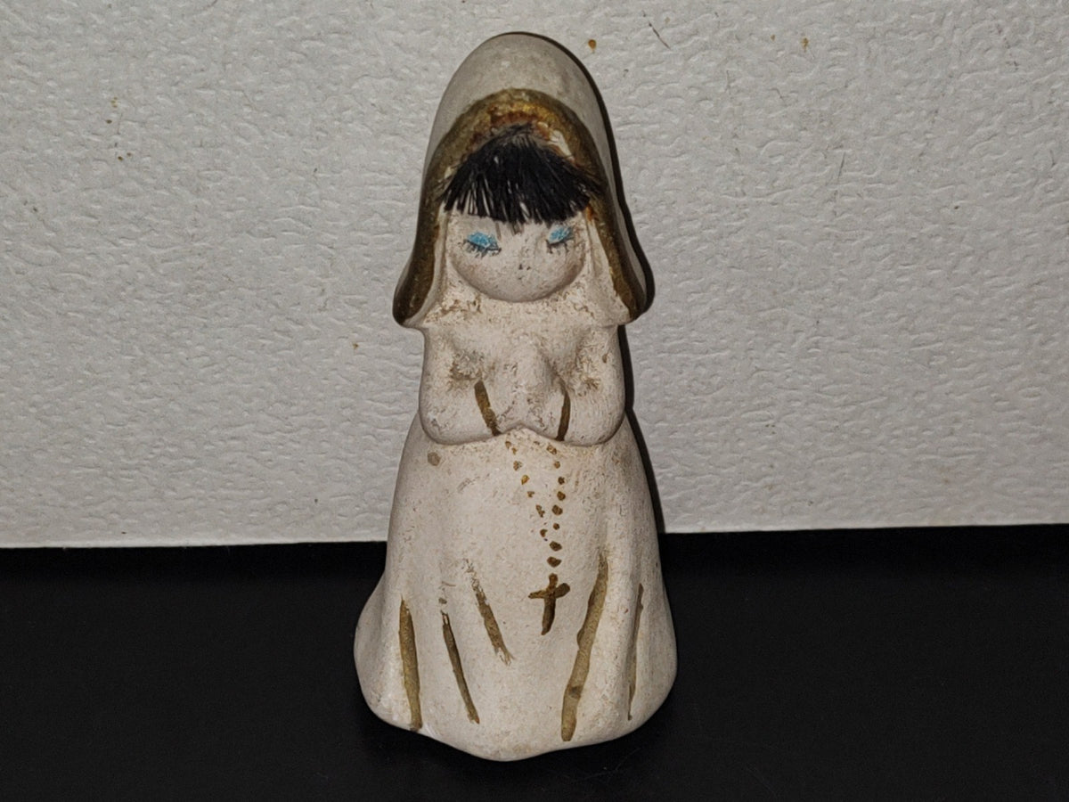 A7- Pequeña Figurilla De Cerámica Vintage: Monja Con Rosario - 1982