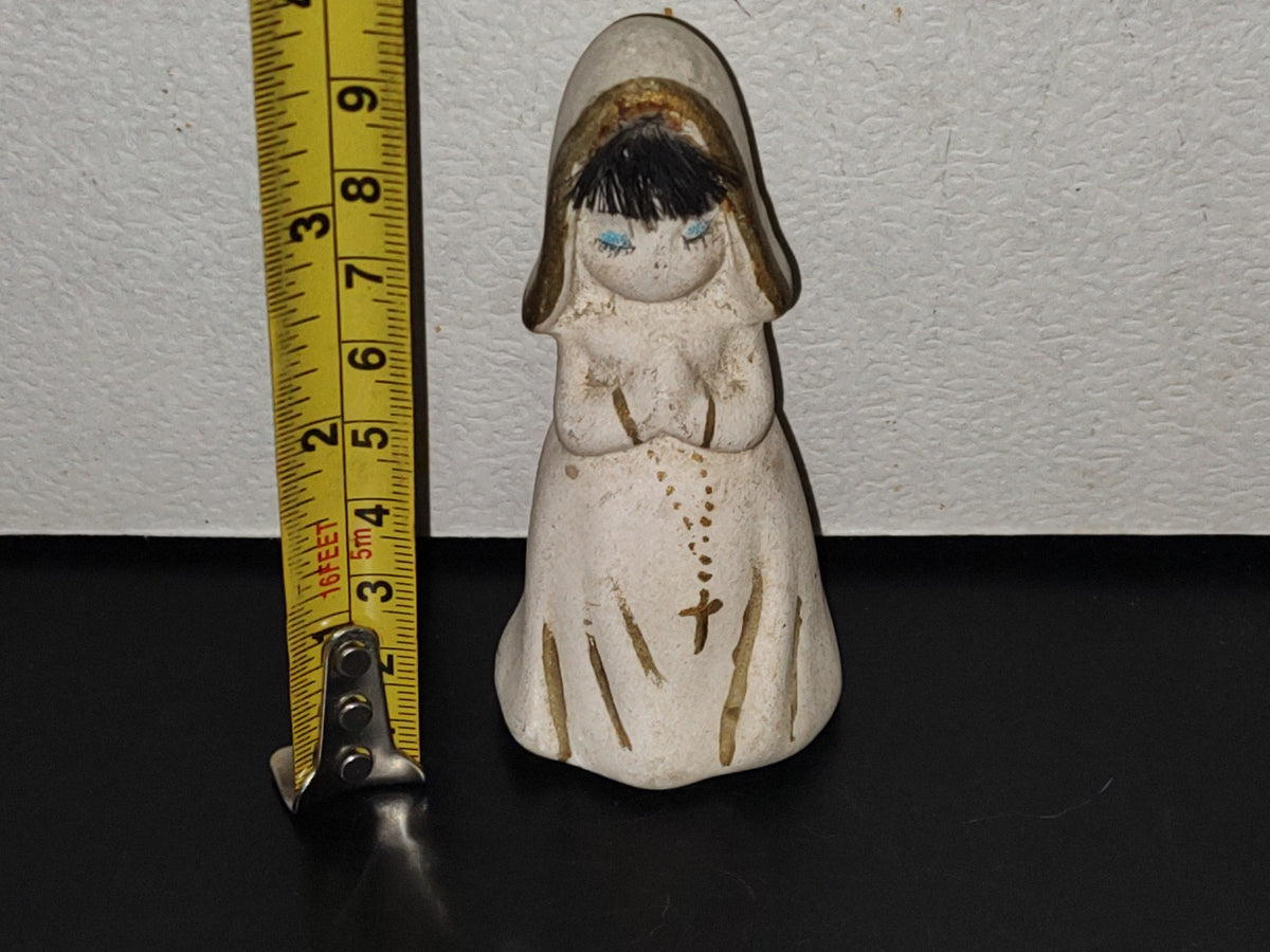 A7- Pequeña Figurilla De Cerámica Vintage: Monja Con Rosario - 1982
