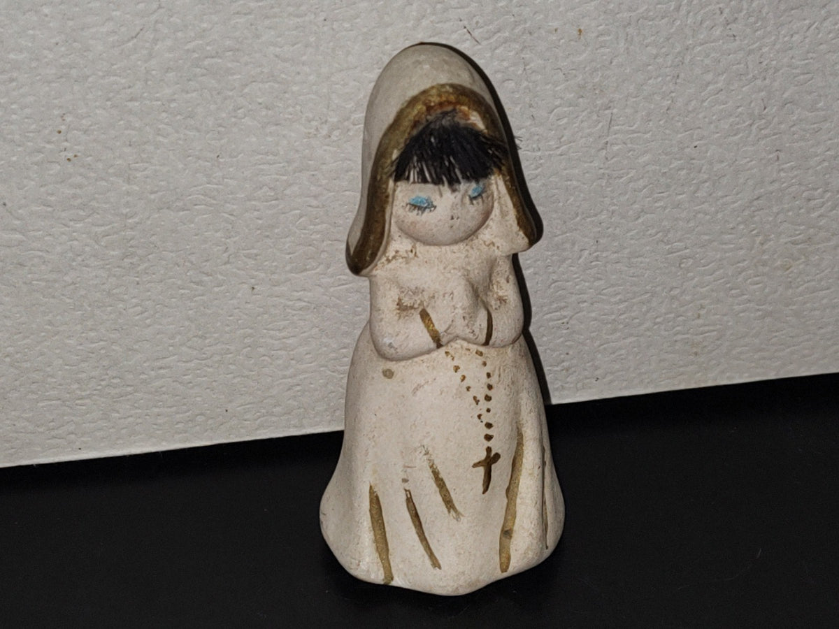 A7- Pequeña Figurilla De Cerámica Vintage: Monja Con Rosario - 1982