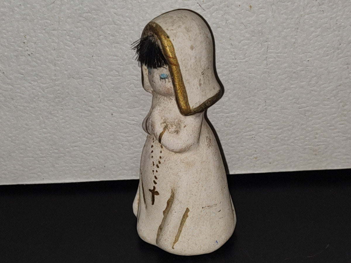 A7- Pequeña Figurilla De Cerámica Vintage: Monja Con Rosario - 1982