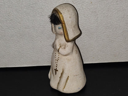 A7- Pequeña Figurilla De Cerámica Vintage: Monja Con Rosario - 1982