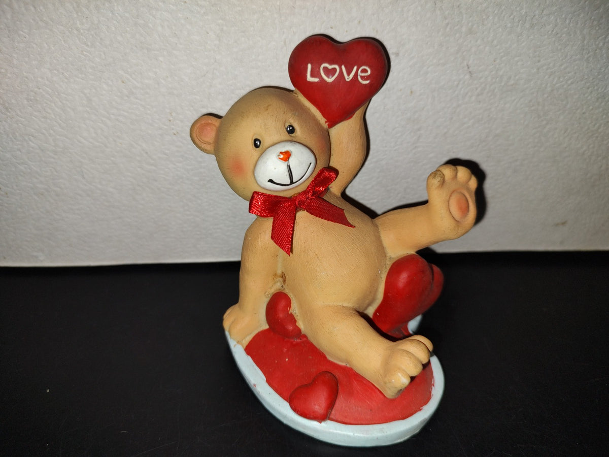A7- Figura De Resina: Osito Recostado Con Corazones - 90's