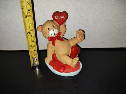 A7- Figura De Resina: Osito Recostado Con Corazones - 90's