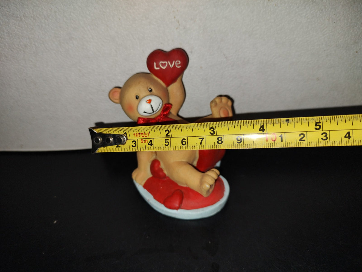 A7- Figura De Resina: Osito Recostado Con Corazones - 90's
