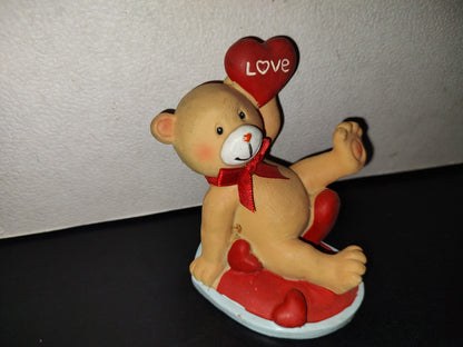 A7- Figura De Resina: Osito Recostado Con Corazones - 90's