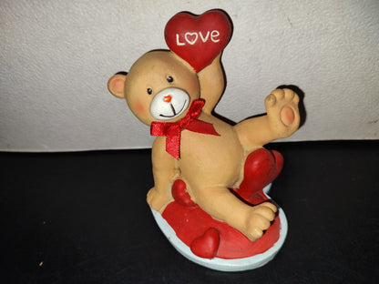 A7- Figura De Resina: Osito Recostado Con Corazones - 90's
