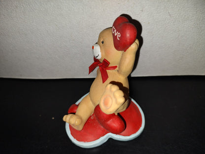 A7- Figura De Resina: Osito Recostado Con Corazones - 90's