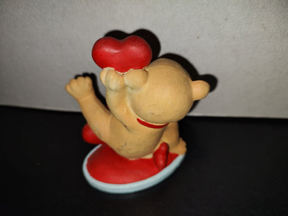 A7- Figura De Resina: Osito Recostado Con Corazones - 90's